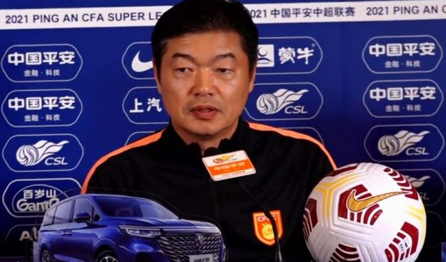 辣爸郭涛身穿西装显得帅气十足。