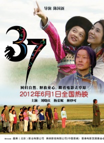 《饥饿游戏3》曝片场照 劳伦斯、锤弟穿宽棉袍 2014-05-08 当地时间5月7日，法国巴黎，詹妮弗·劳伦斯现身《饥饿游戏3：自由幻梦（下）》片场，与”锤弟“利亚姆·海姆斯沃斯继续拍摄该片剩下的戏份。